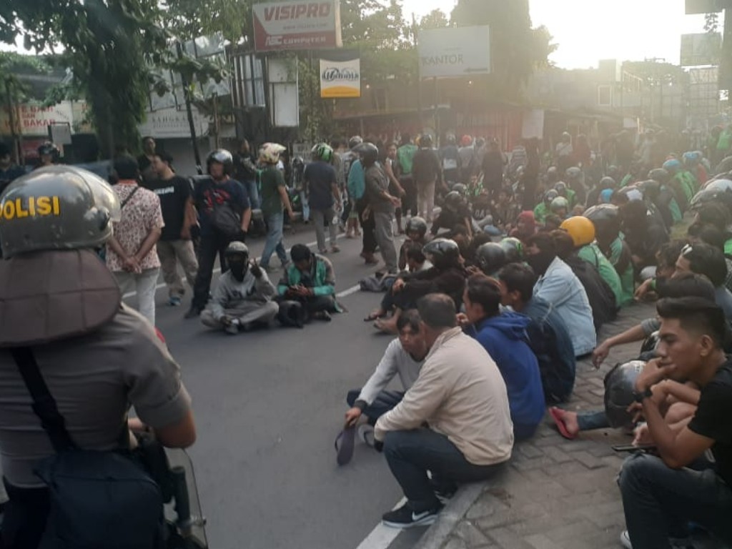 polisi menjaga massa ojol di sleman