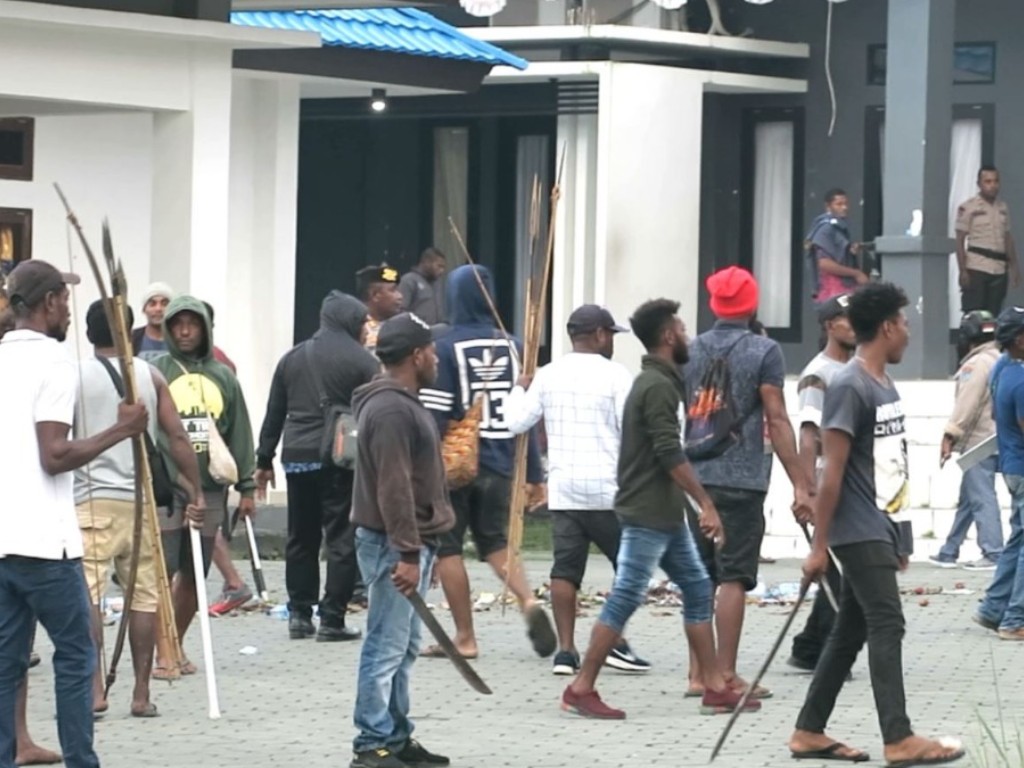 Massa Merusak Kantor Bupati Waropen