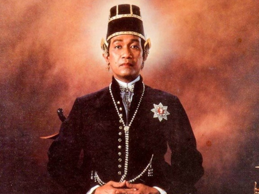 Sri Sultan HB X naik takhta