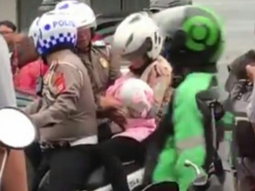 polisi bantuk ibu bayi di bentrok ojol