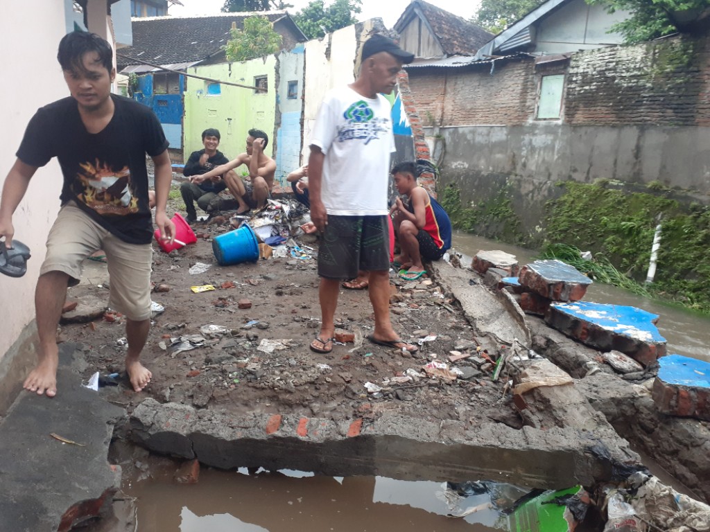bersih bersih usai banjir di Kota Yogyakarta