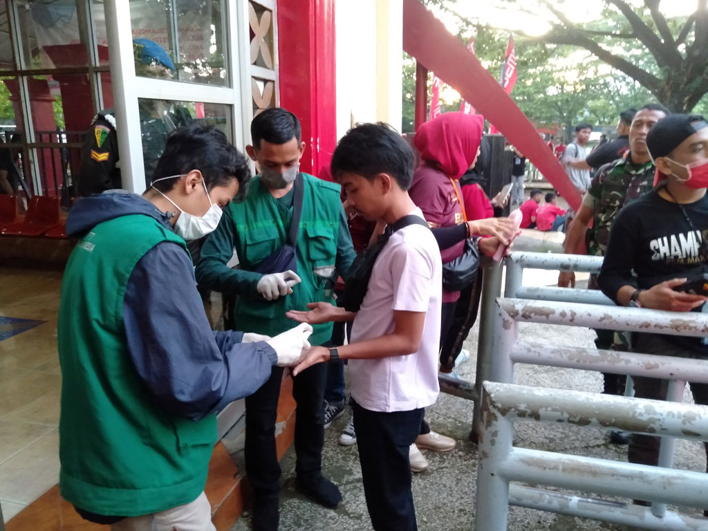 Penonton diberi hand sanitizer