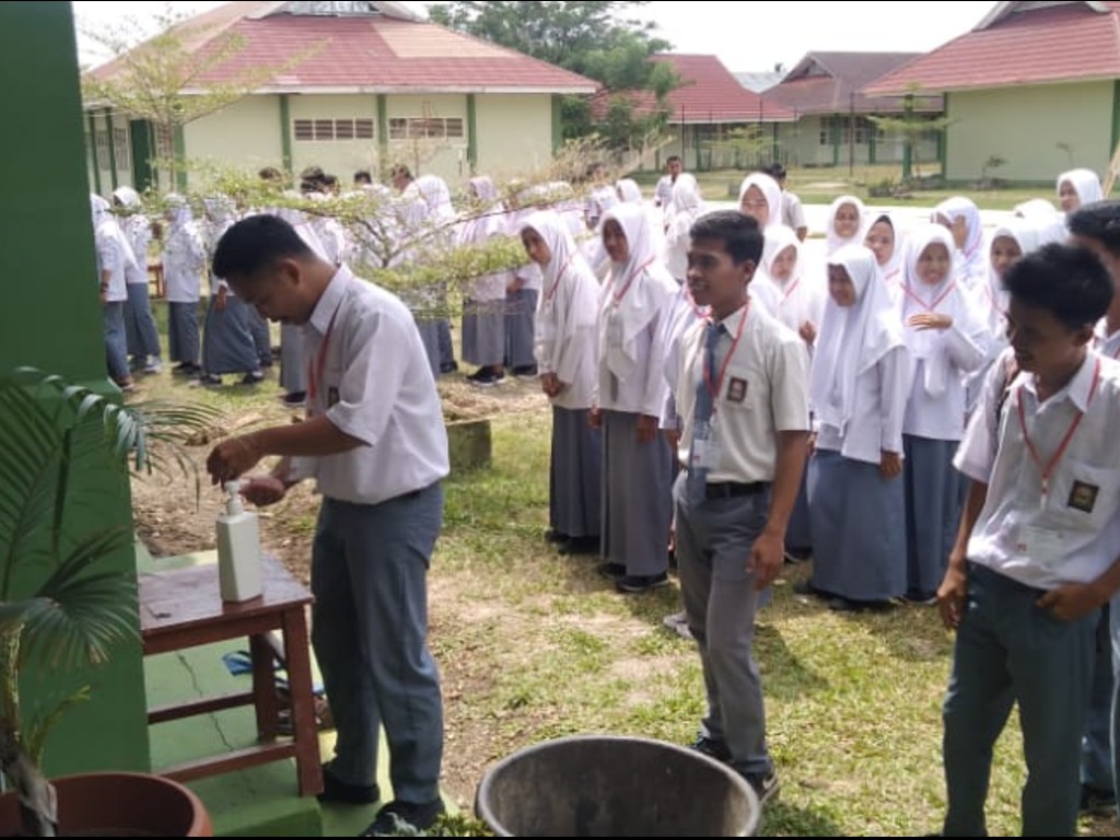Cuci tangan sebelum masuk kelas