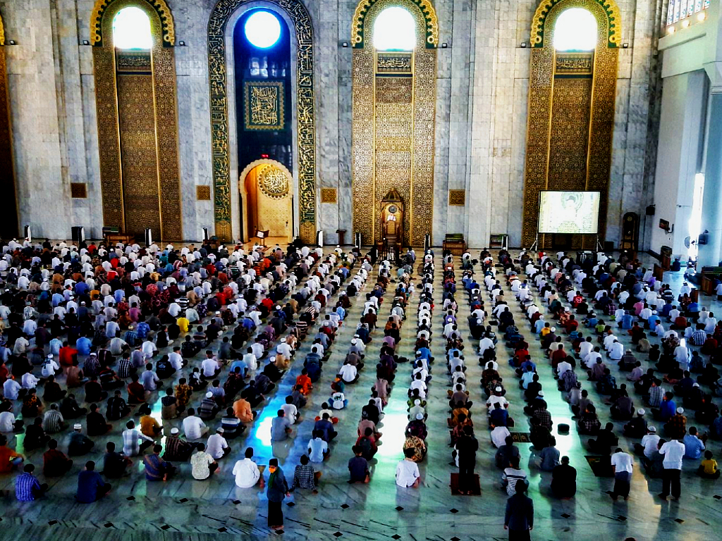 Salat Jumat di Masjid Al Akbar Surabaya