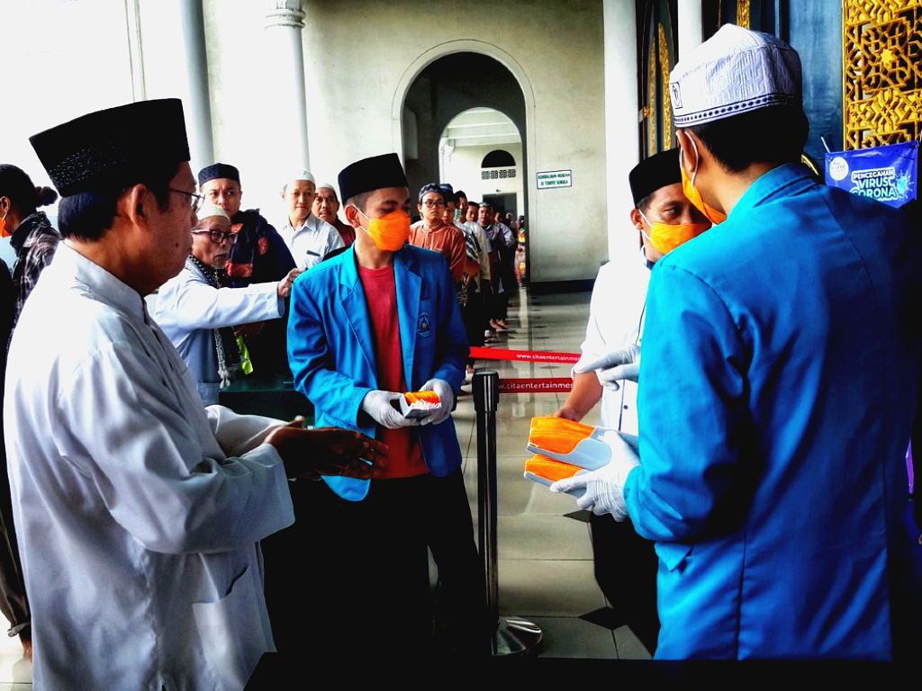 Salat Jumat di Masjid AI Akbar Surabaya