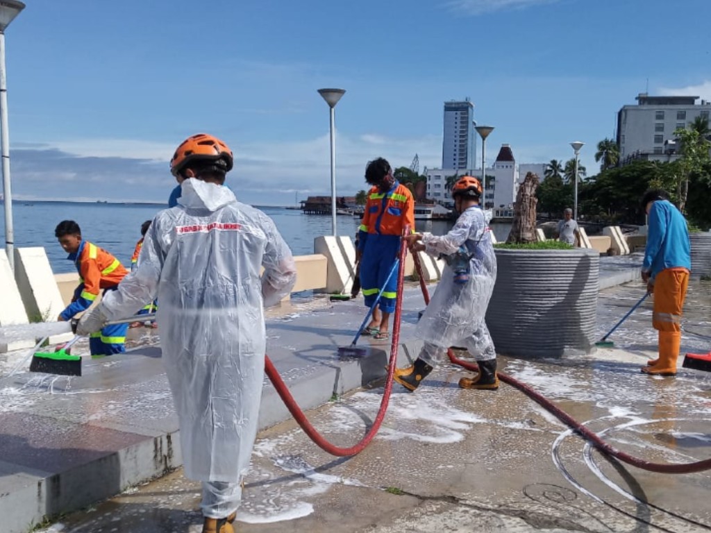 Bersih Pantai Losari Makassar