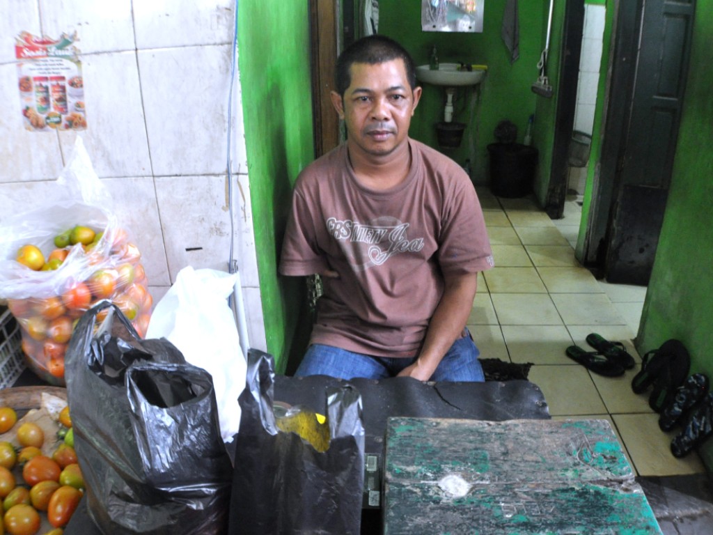 penjaga toilet pasar legi yogyakarta