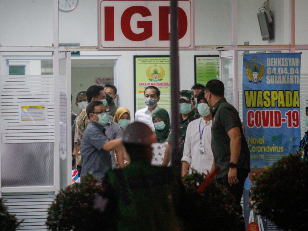 Ambulan Jenazah Ibunda Jokowi