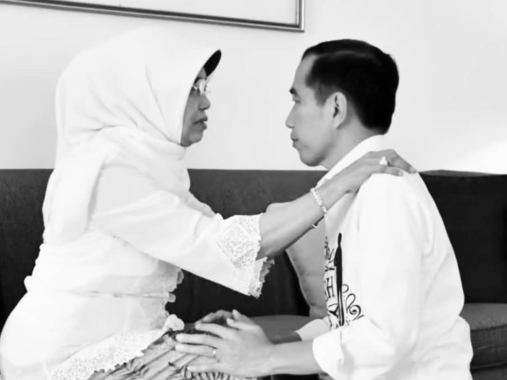 Jokowi dan Ibunda