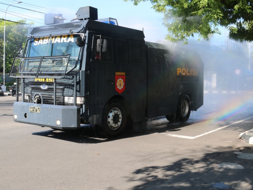 semprot disinfektan di jalan raya Kulon Progo