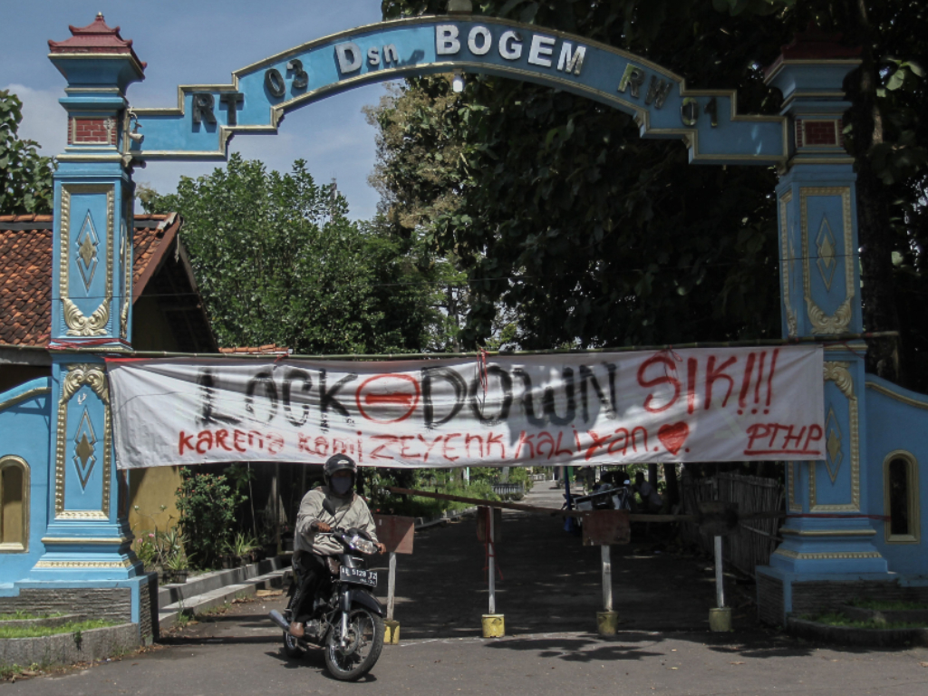 Foto Spanduk Lucu Warga Yogyakarta Lakukan Karantina Wilayah Tagar