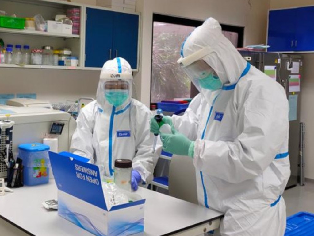 Petugas laboratorium UGM Yogyakarta sedang meneliti spesimen Covid-19