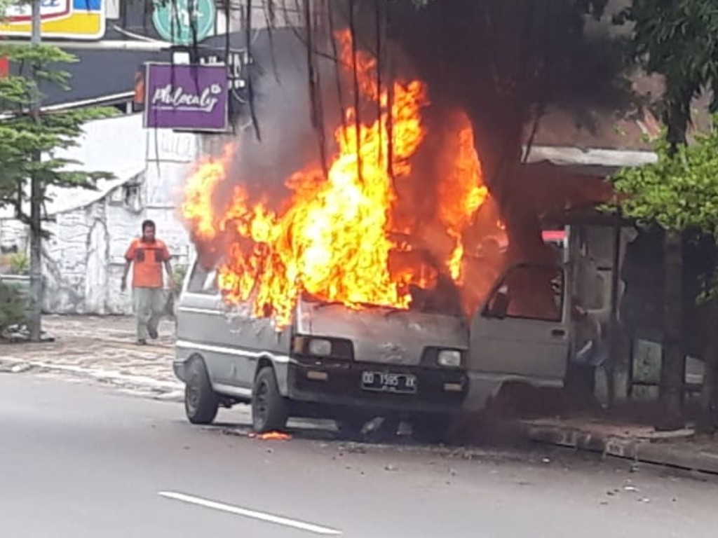 Mobil Terbakar