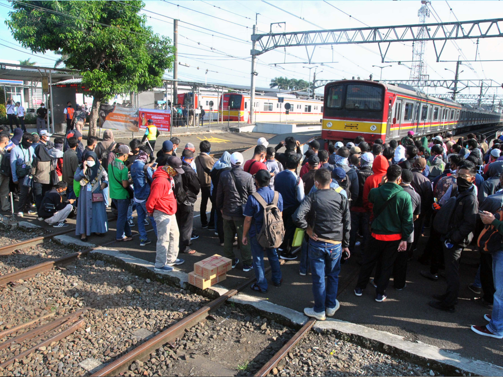 Antrean Penumpang KRL