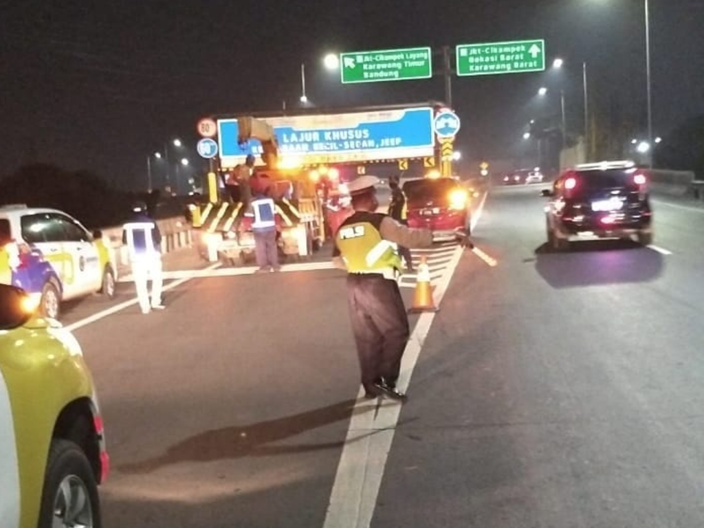 Jalan Tol Japek