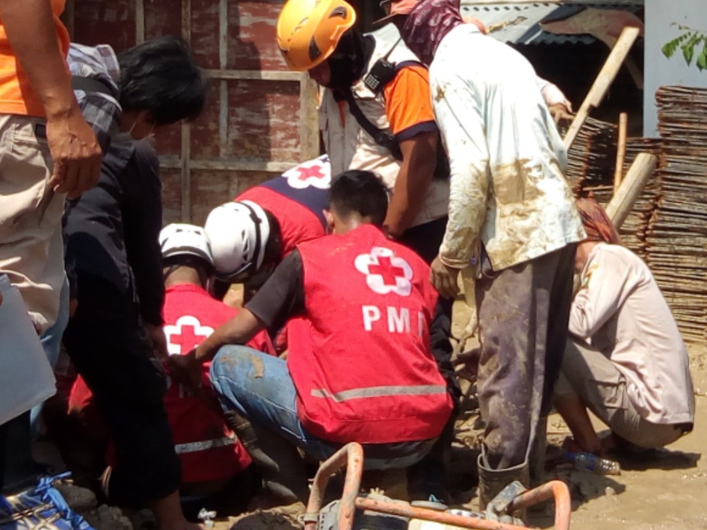 Proses evakuasi korban terjebak lumpur di Kulon Progo