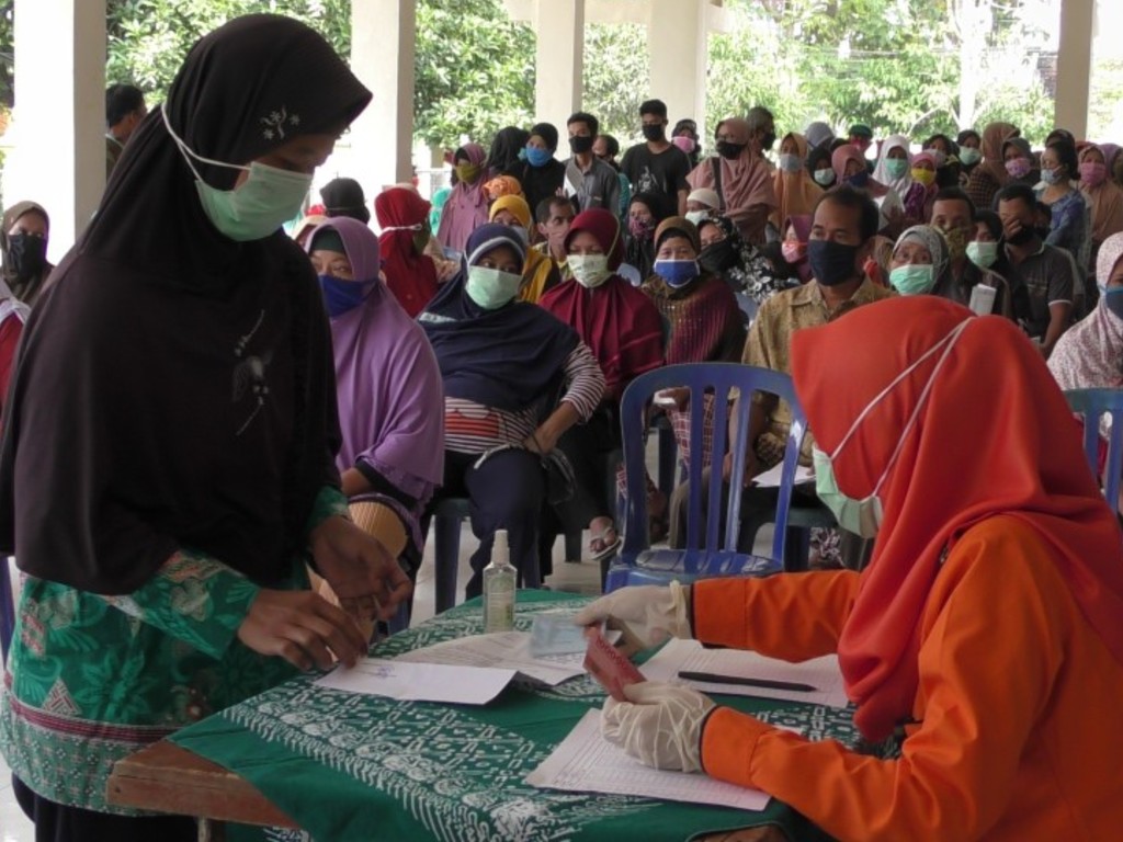 kerumunan bansos covid-19 di Kulon Progo