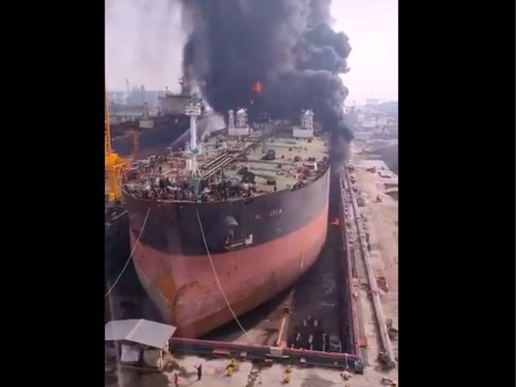Kapal Tanker Terbakar