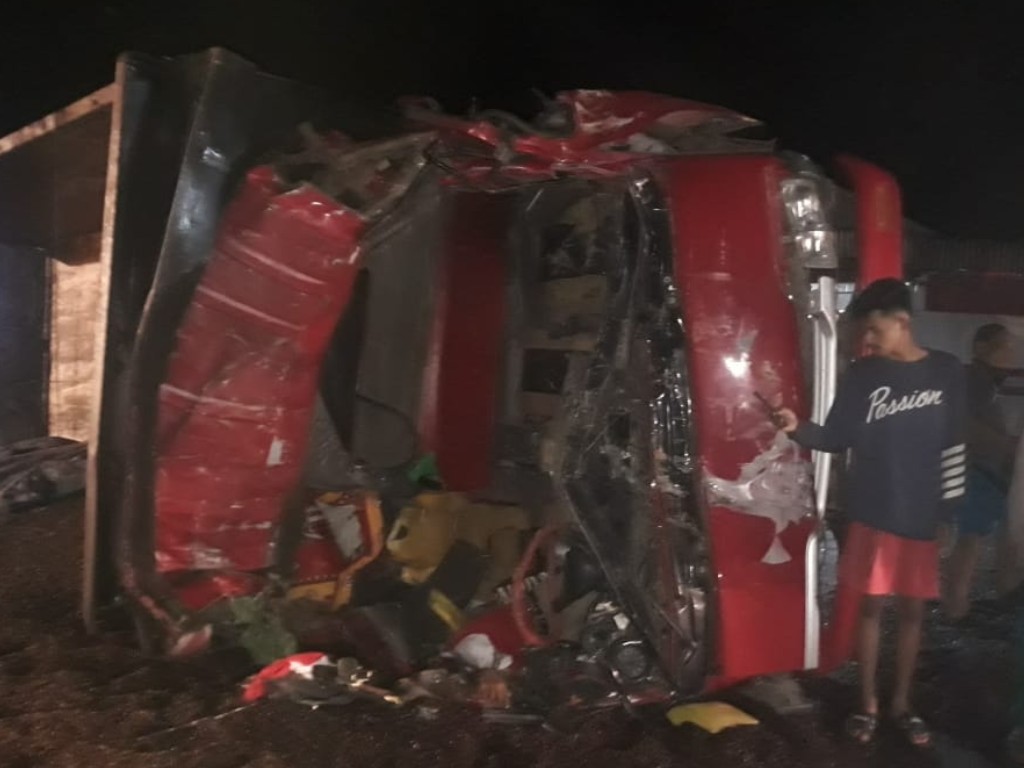 Truk hancur di Padang