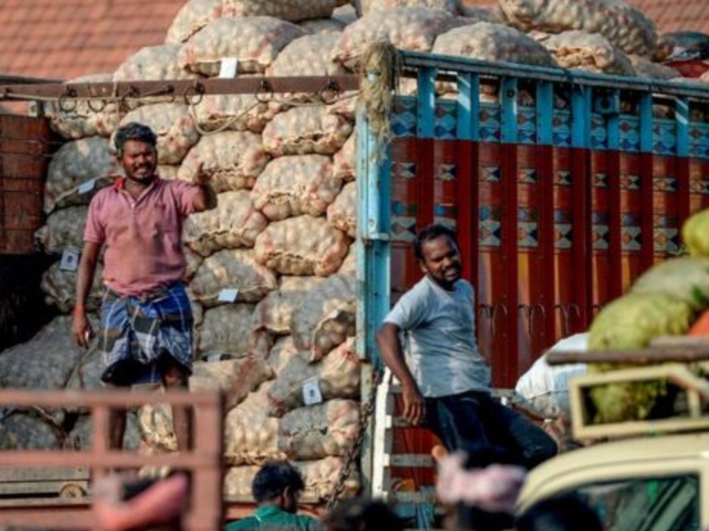 Kuli Angkut di Pasar Koyambedu