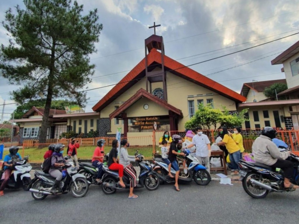 Jemaat gereja bagi takjil ramadan di sleman