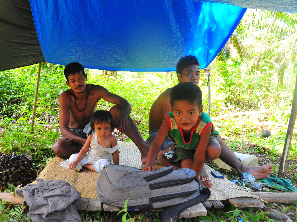 Foto Suku Anak Dalam Jambi Terima Paket Bantuan Covid 19 