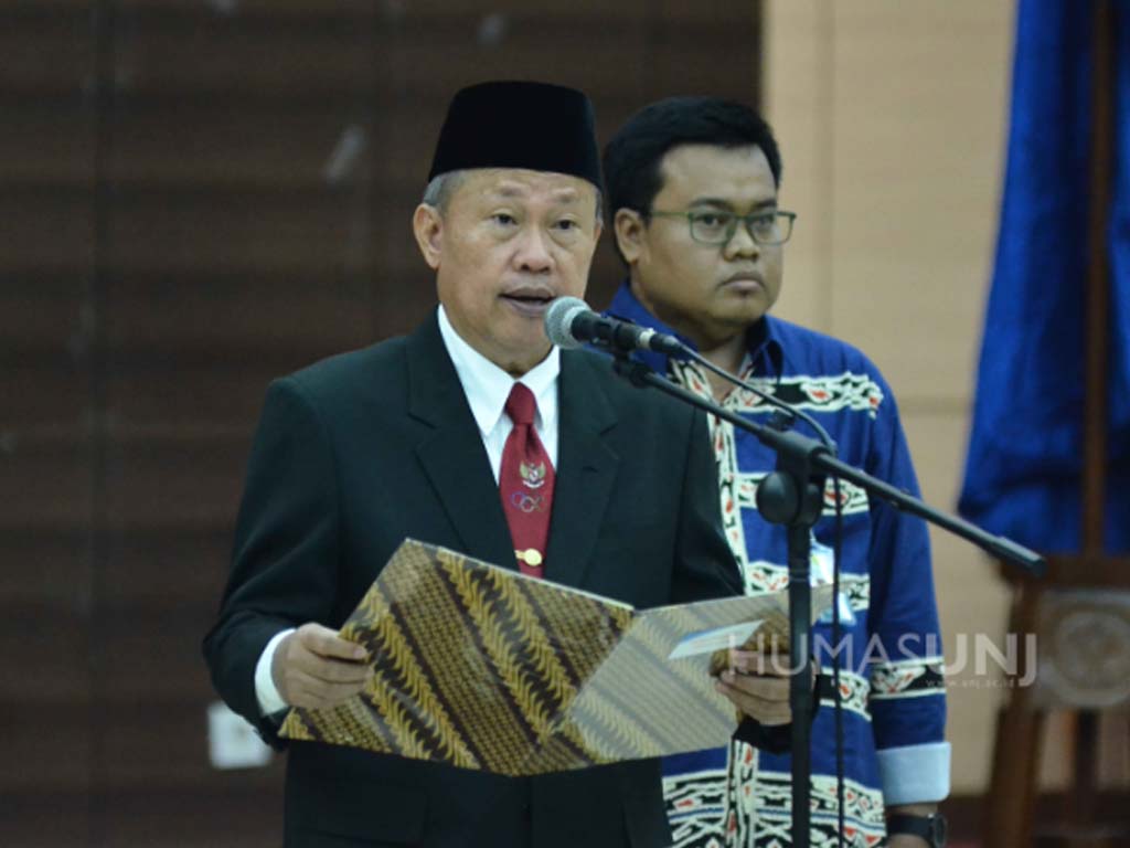 Rektor UNJ Komarudin