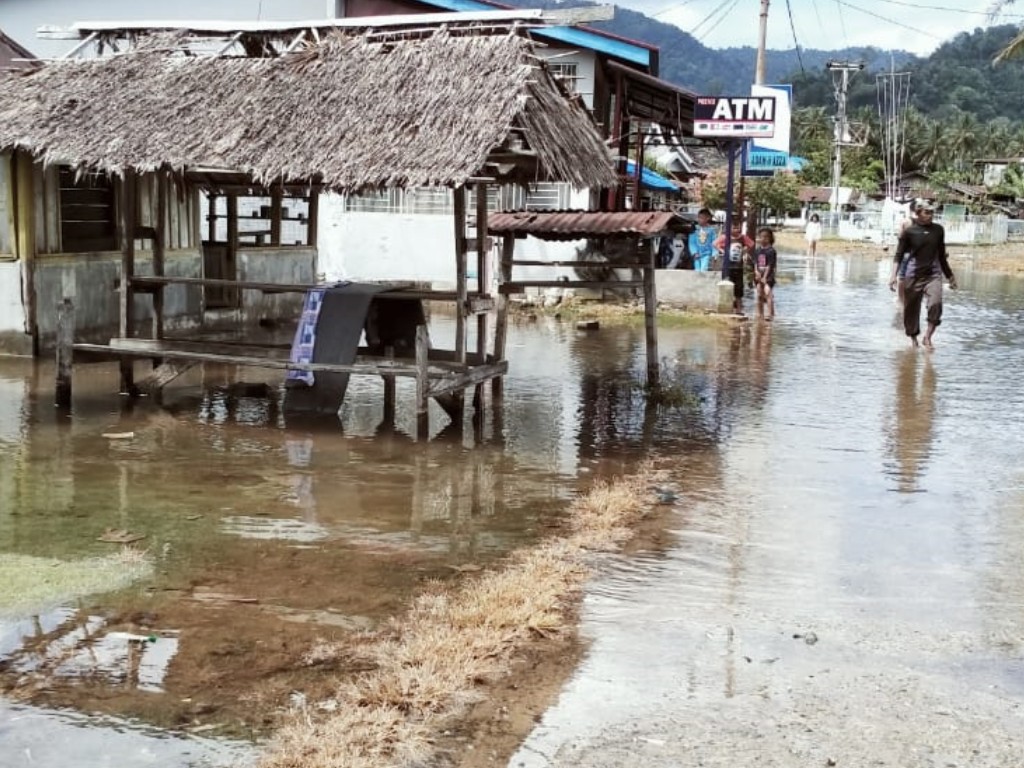 Rumah Dihantam Ombak