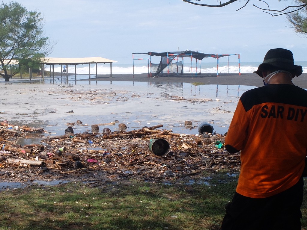 ombak tinggi pantai selatan yogyakarta