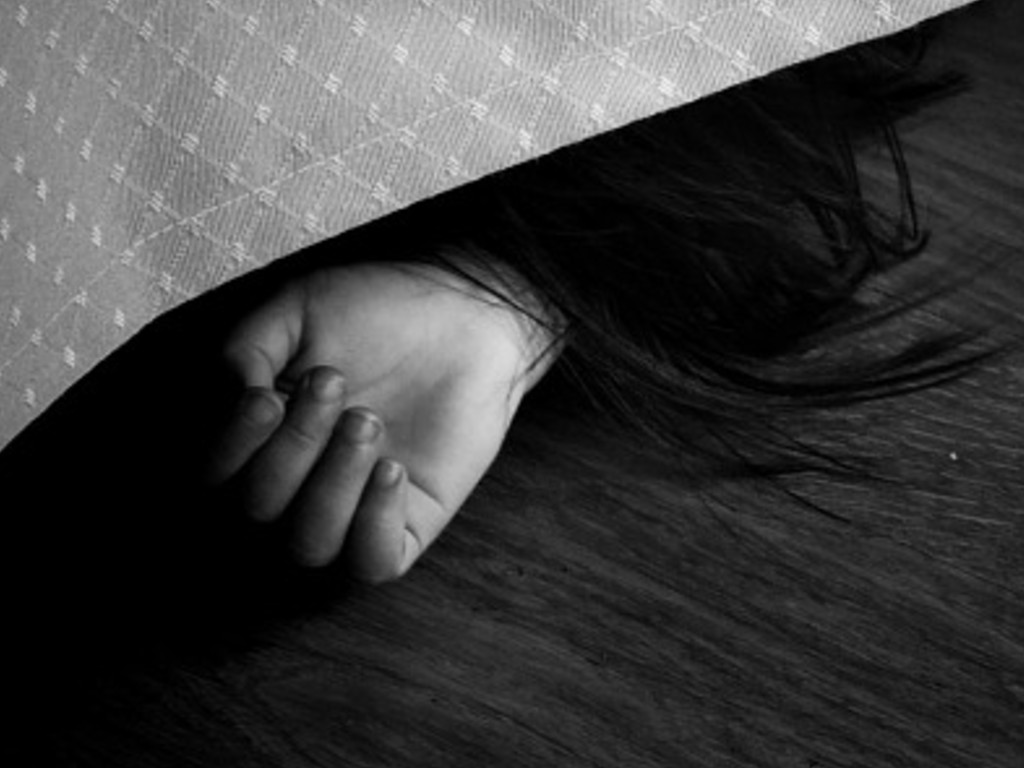 В Магадане парень задушил девушку. Задушение руками девочек 7 лет. Задушенные руками девочек 7 лет.