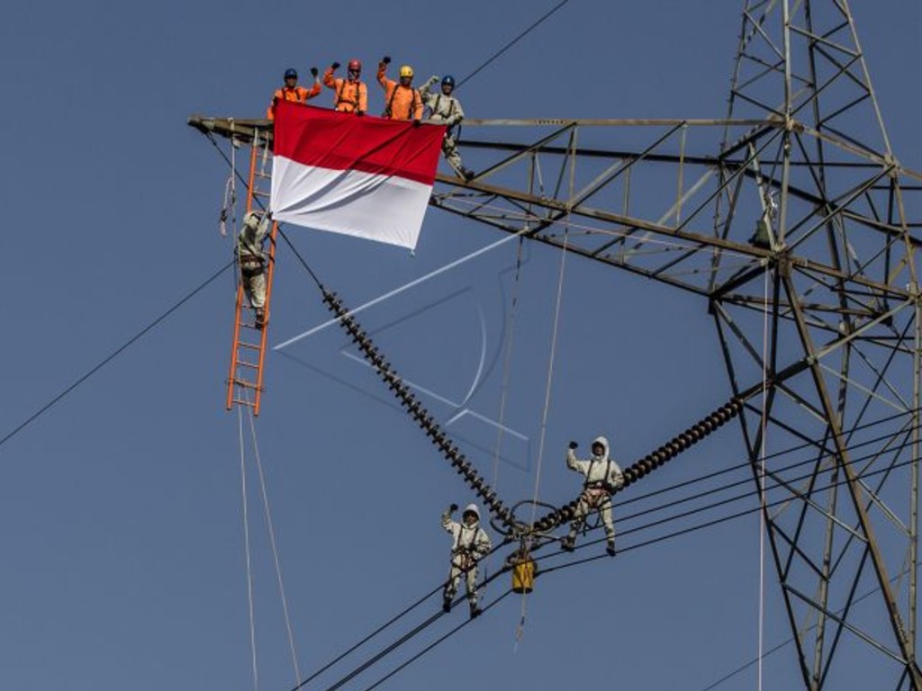 Bendera Merah Putih di tower listrik di Bogor
