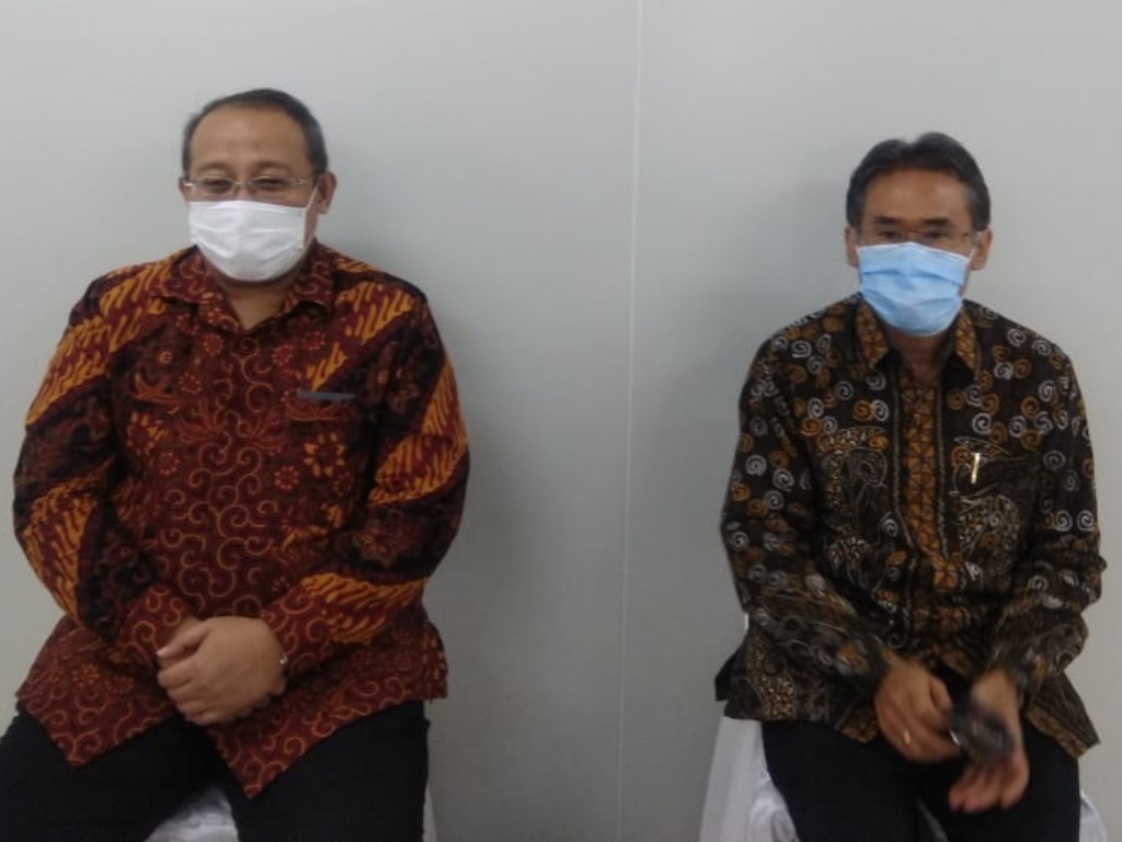 Rektor UGM, Profesor Panut Mulyono (kanan)