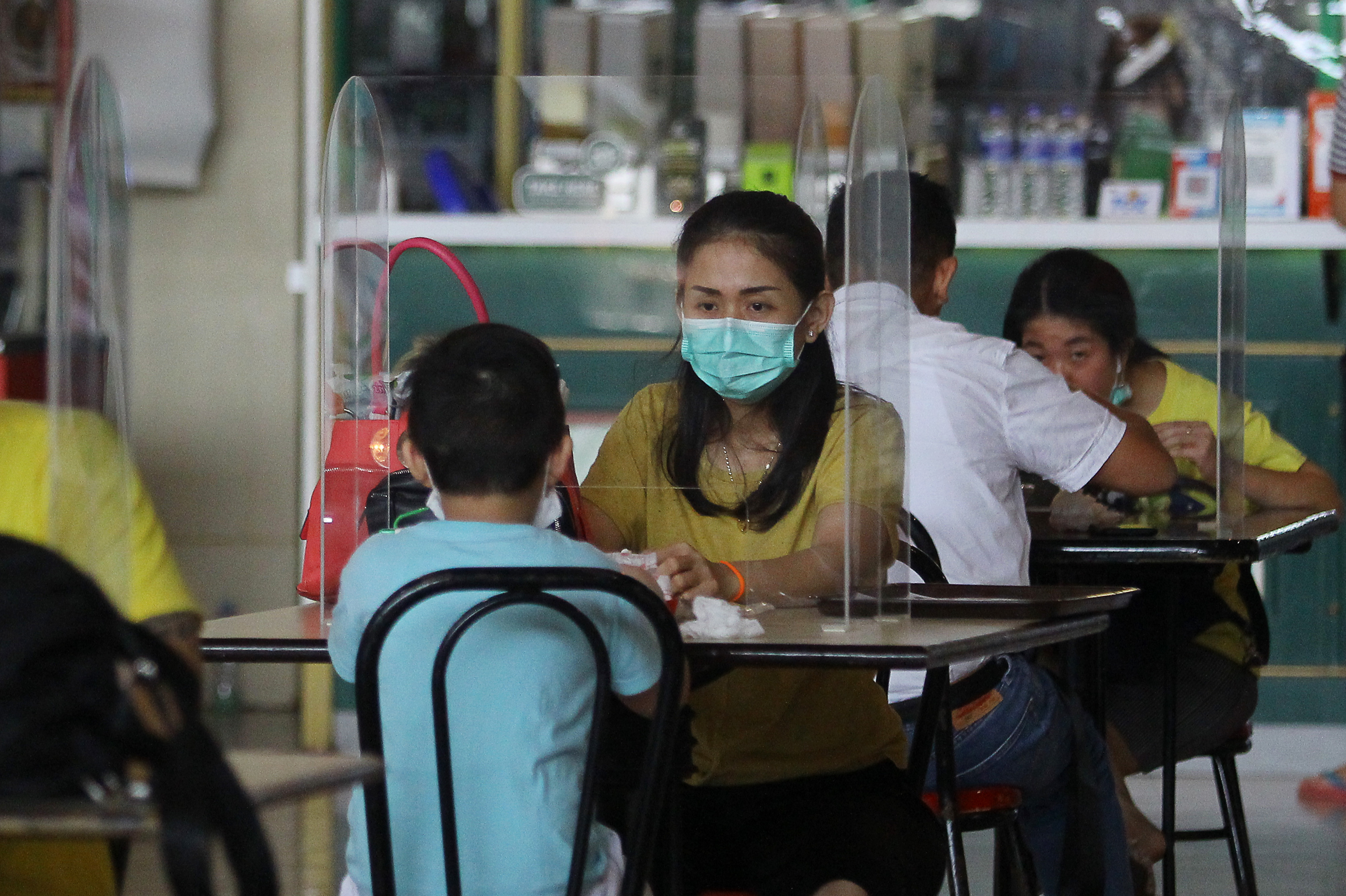 Foto Food Court  Pasar Atom Surabaya Gunakan Sekat pada 