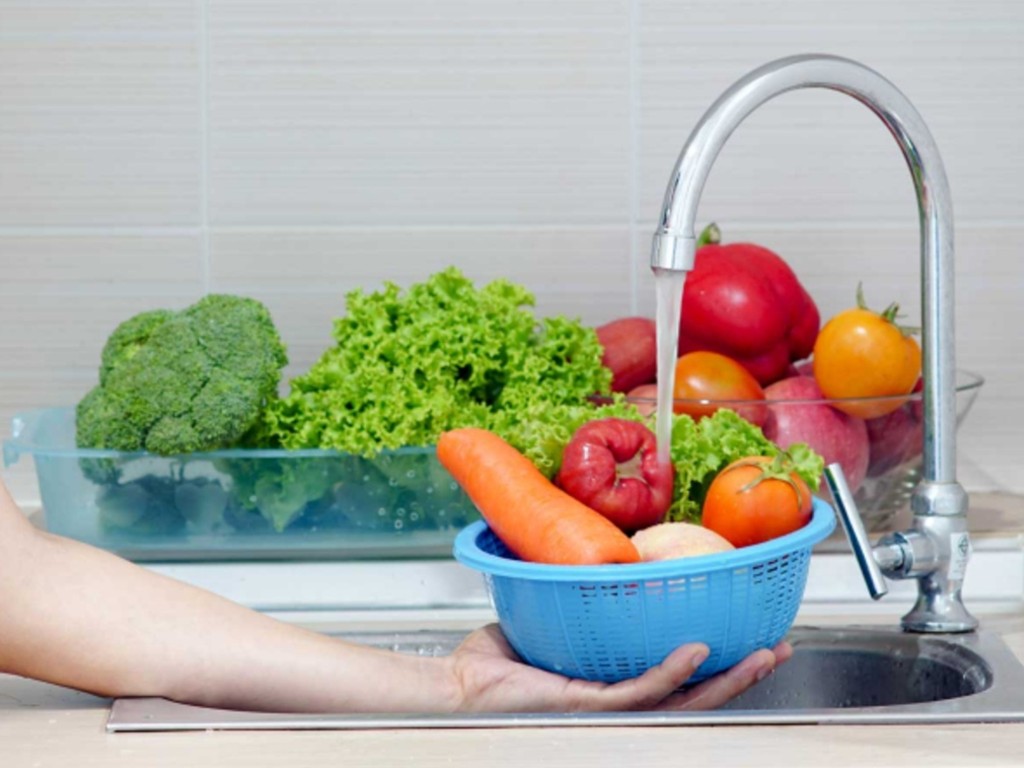 Ilustrasi Mencuci Buah dan Sayur