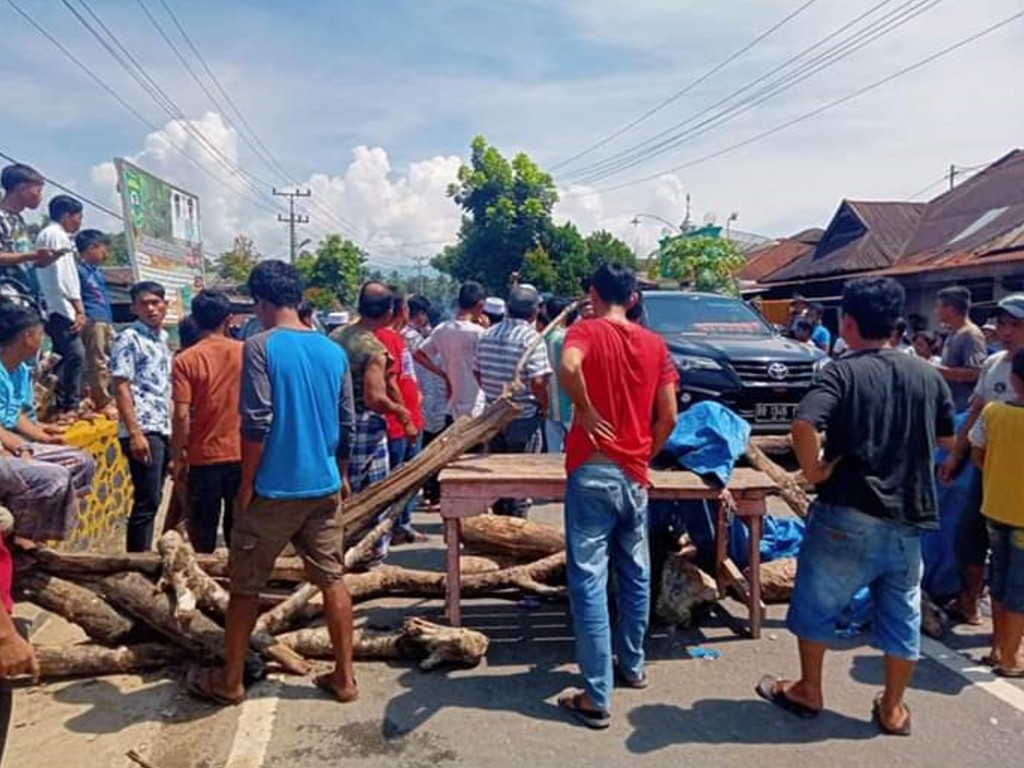 Blokir Jalan di Madina