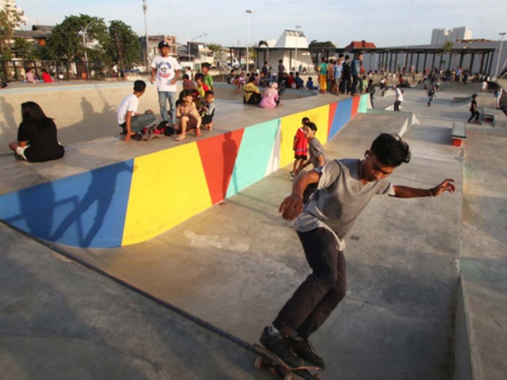 Bermain skateboard, taman