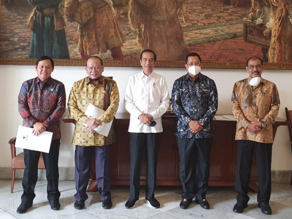 Jokowi bersama 4 pimpinan DPD RI
