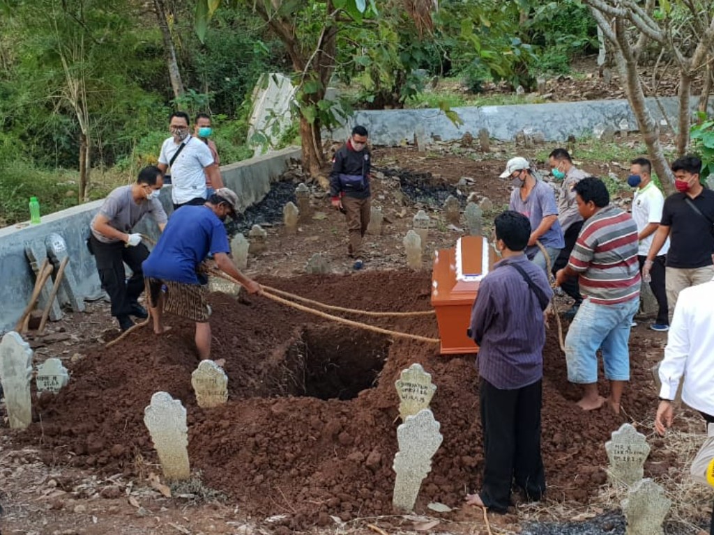 Pemakaman penyerang polisi karanganyar