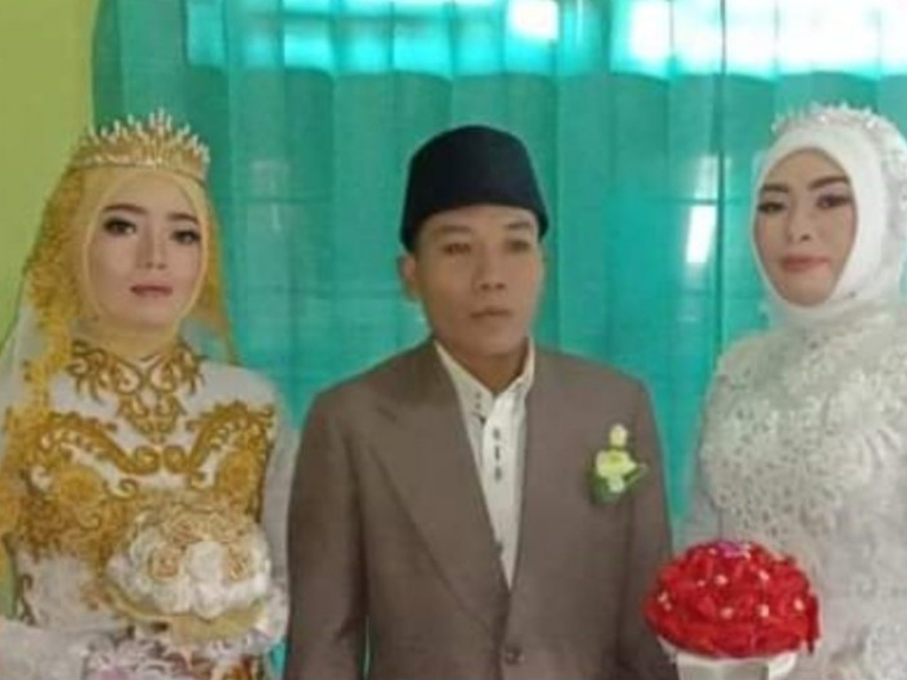 Saiful Bahri dengan Mustiawati dan Hariyani