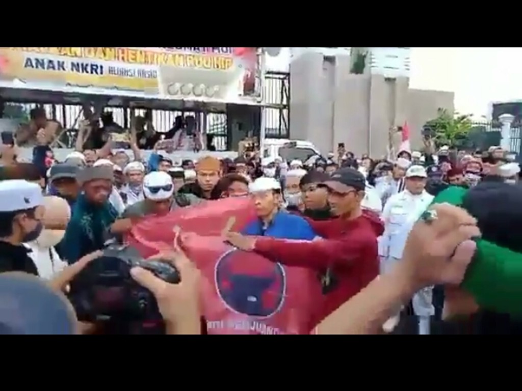 Bakar Bendera PDIP