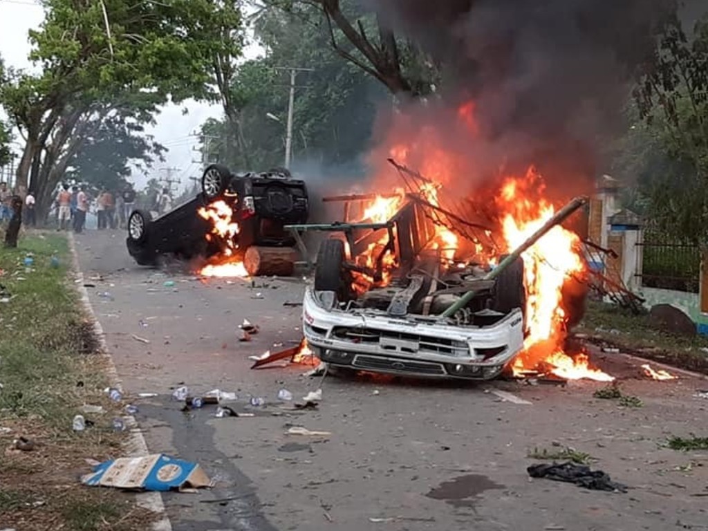 Mobil Dibakar di Madina