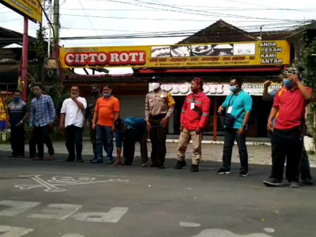 Sujud Syukur Warga Sleman Bebas Corona