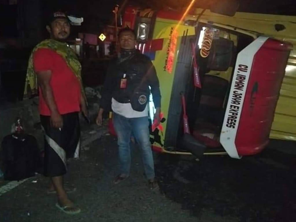 Mobil boks terguling di Sleman