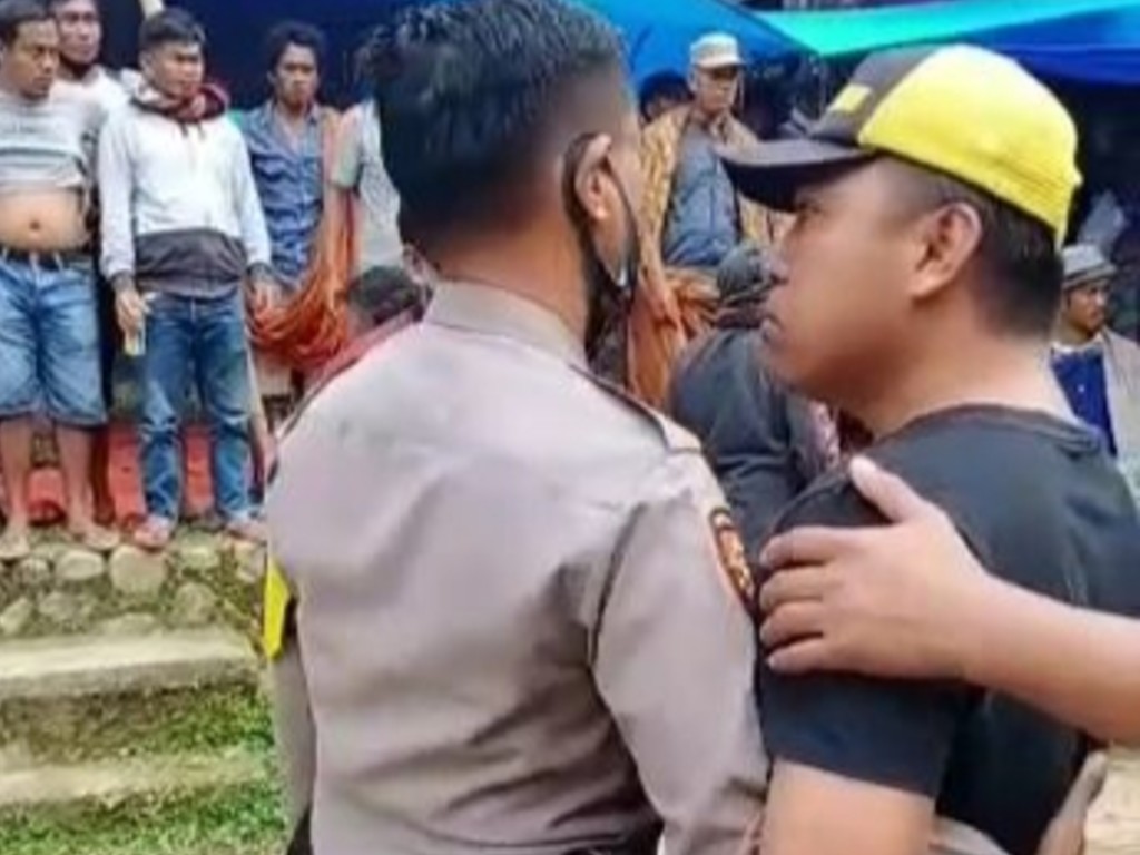 Polisi Diserang