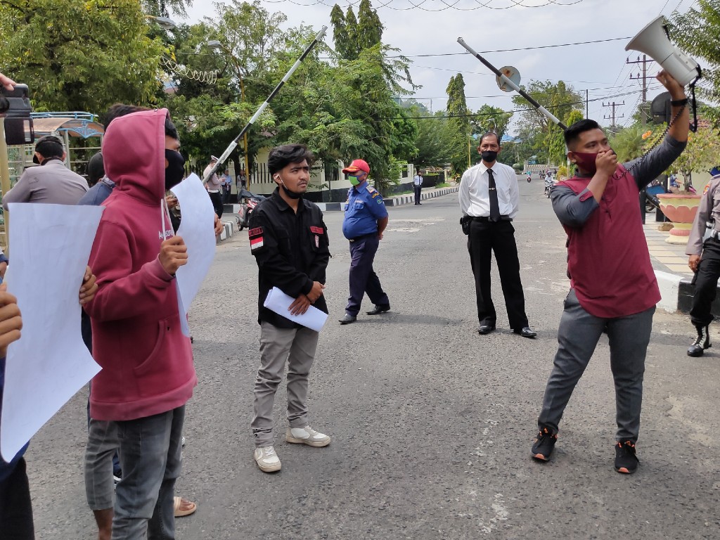 Mahasiswa Sibolga Demo