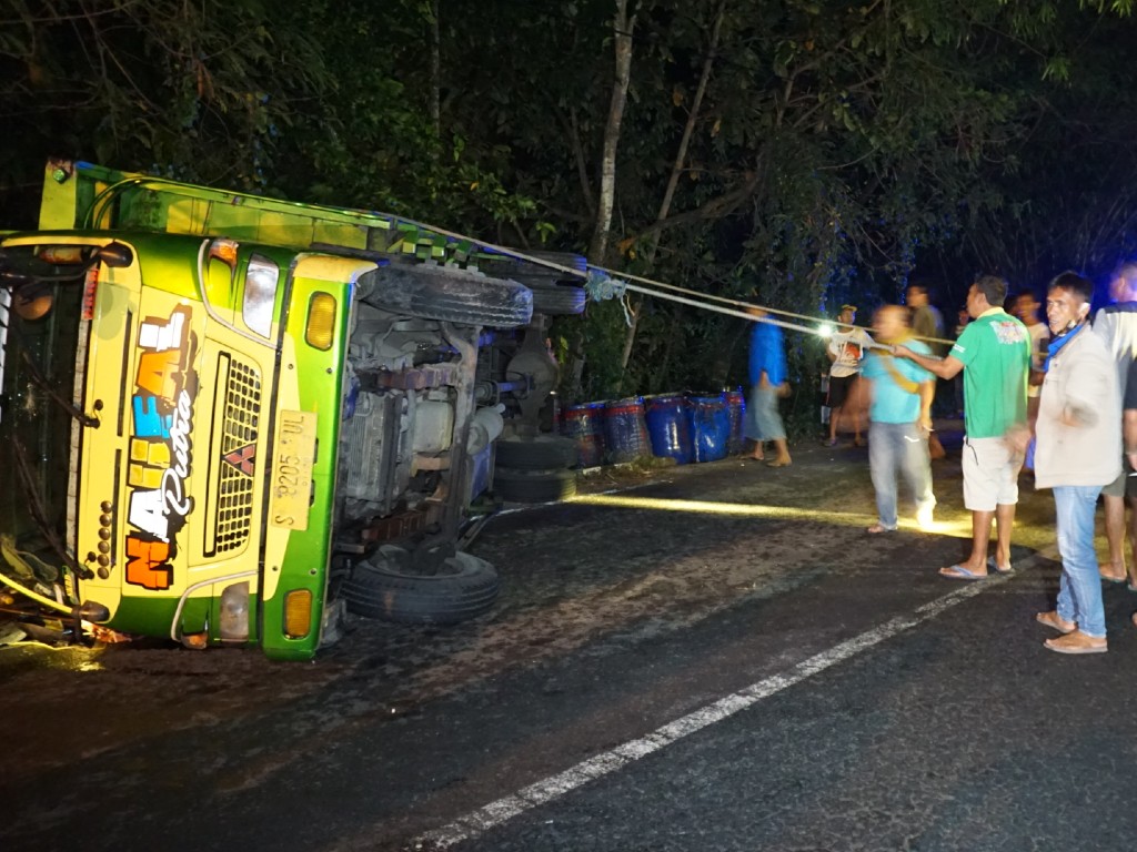 Truk Terguling di Kulon Progo