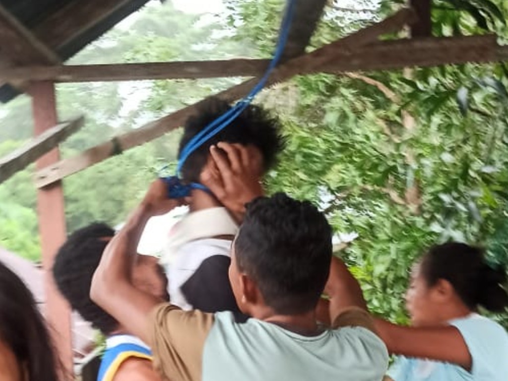Gantung diri Maluku tengah