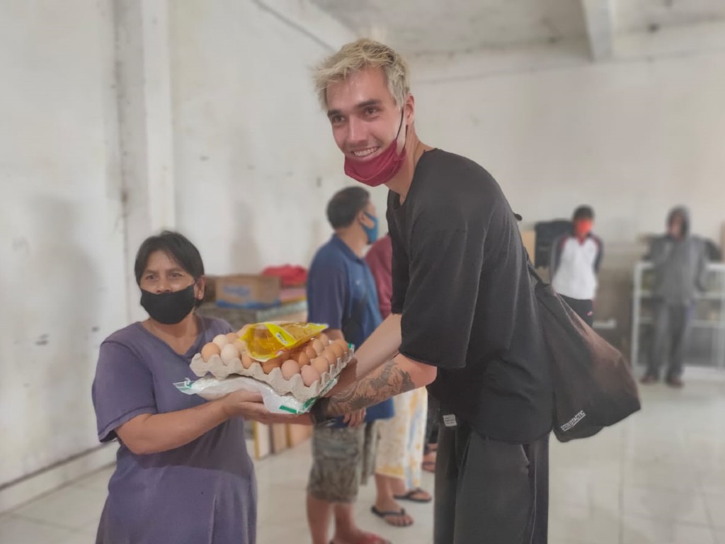 Turis Rusia Bantu Warga Bali