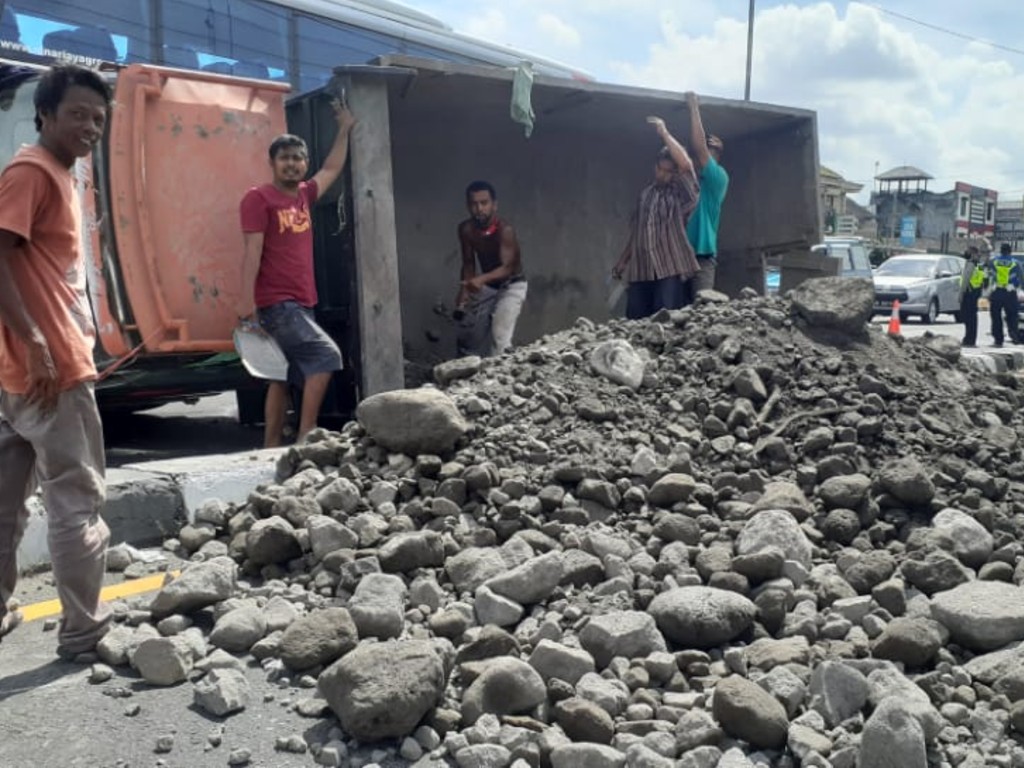 Truk Pasir Terguling di Yogyakarta