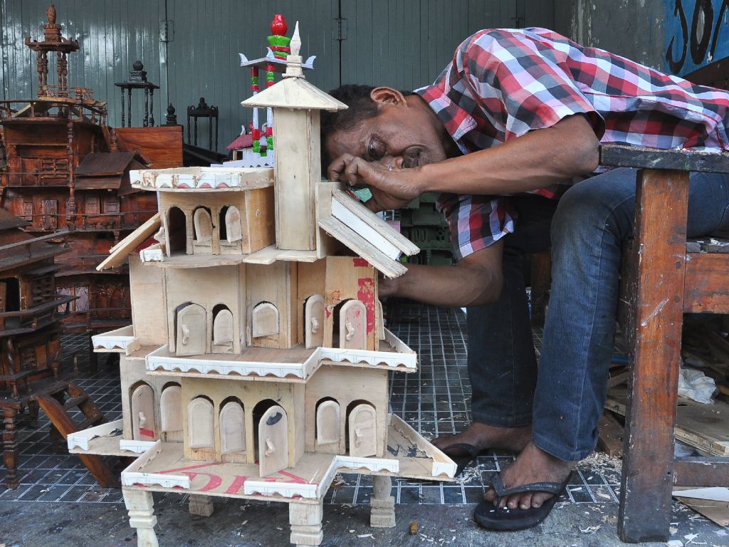 Juru Parkir Pembuat Kerajinan Miniatur Di Yogyakarta